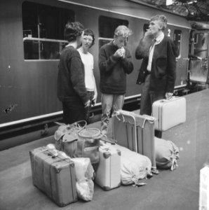 Vakantie begonnen, mensen met koffer op Centraal Station te Amsterdam, Bestanddeelnr 916-6497 photo