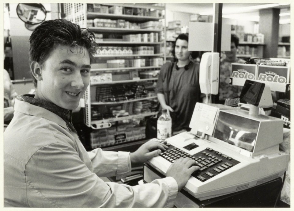 Vakantiemedewerker Barry van der Schuit achter de kassa van Albert Heijn