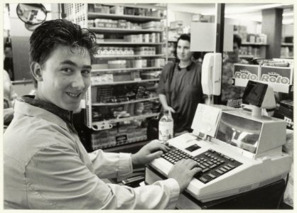 Vakantiemedewerker Barry van der Schuit achter de kassa van Albert Heijn