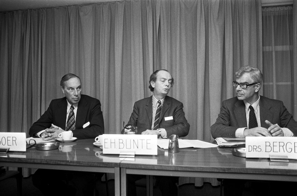 V. l.n.r. F. de Boer , E. H. Bunte , drs. Bergen, Bestanddeelnr 926-8648