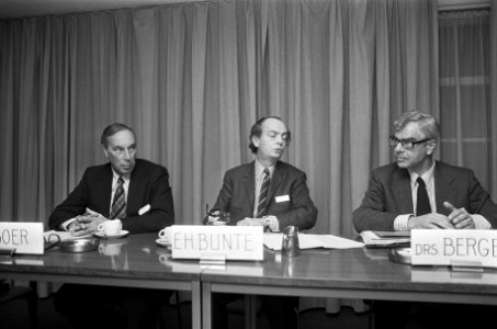 V. l.n.r. F. de Boer , E. H. Bunte , drs. Bergen, Bestanddeelnr 926-8648