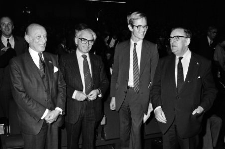 V.l.n.r. A. van Emden, burgemeester Polak, drs. Th.A.J. Meys (president- directe, Bestanddeelnr 932-4135