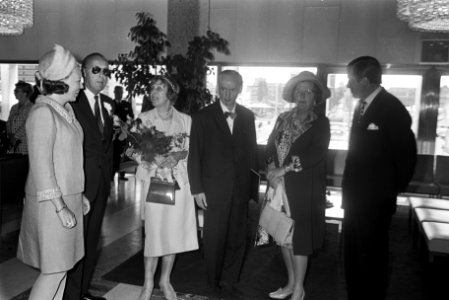 V.l.n.r. prinses Beatrix, rins Bernhard, mevr. Scharoun, Hans Scharoun, koningin, Bestanddeelnr 923-5587