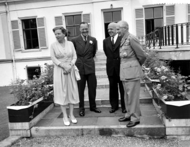 V.l.n.r. koningin Juliana, prins Bernhard, minister Staf van Defensie en veldma, Bestanddeelnr 909-6647