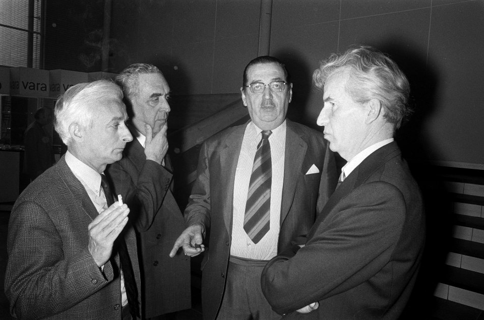 V.l.n.r Wagenaar (programmacommissaris radio), AVRO-voorzitter Keyzer, NOS-voorz, Bestanddeelnr 927-0214