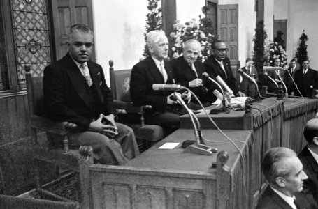 V.l.n.r. Bikker, J.A.O. (Ned. Antillen), J.P. Mazure (Voorzitter Eerste Kamer), , Bestanddeelnr 919-6953