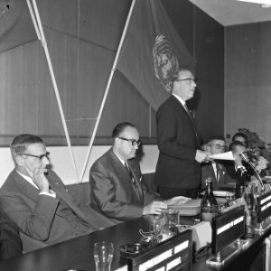 V.l.n.r. de Amsterdamse burgemeester Gijsbert van Hall, minister Pieter Bogaers , Bestanddeelnr 919-6062