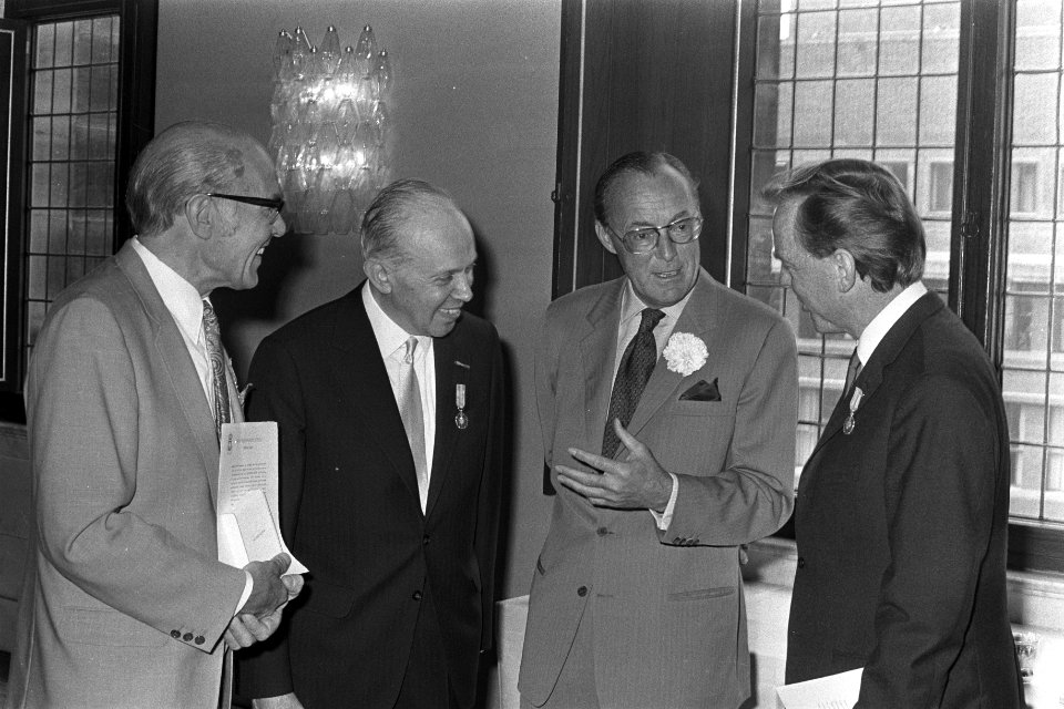 V.l.n.r. de heer Frans Nieuwboer , de heer M. H. Gans , prins Bernhard en de hee, Bestanddeelnr 925-6964