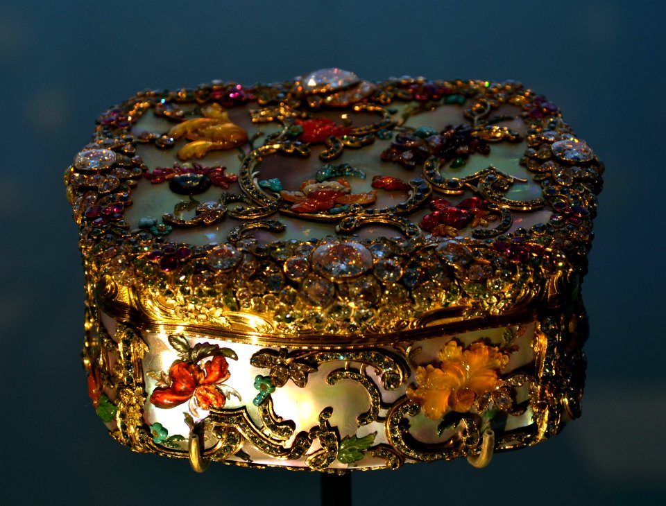 V and A Museum snuffbox 28072013 01