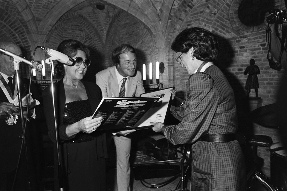 V.l.n.r. Burgemeester van Gouda dhr. G. van Hofwegen , mrs. Joseph en Rita Reijs, Bestanddeelnr 930-9978