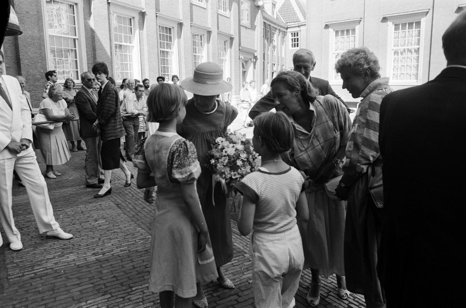 Vakantie-pleegkinderen begroet door Prinses Margriet in Amsterdam Historisch Mus, Bestanddeelnr 933-7009