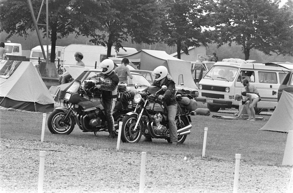 Vakantiegangers op motoren komen aan op een camping, Bestanddeelnr 932-6309