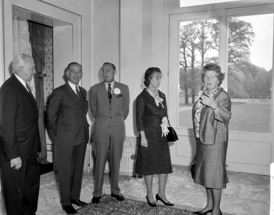 V.l.n.r. John Rice, William Fulbright, prins Bernhard, mevrouw Fulbright en koni, Bestanddeelnr 916-4158