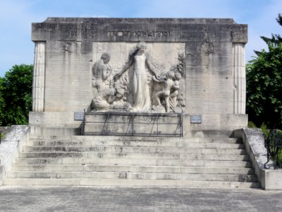 Vailly-sur-Aisne (Aisne) Monument aux morts