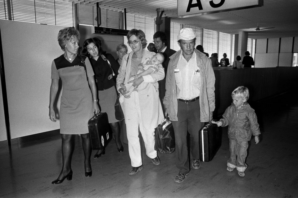 Vakantiegangers uit Cyprus op Schiphol links mevrouw Smeets rechts familie Bijl, Bestanddeelnr 927-3409