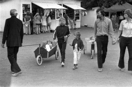 Vakantiegangers op een camping in Bakkum, Noord-Holland, Bestanddeelnr 925-7091