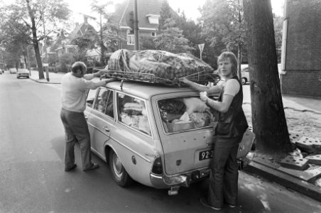Vakantie uittocht begonnen auto wordt opgeladen voor vakantie, Bestanddeelnr 927-3217