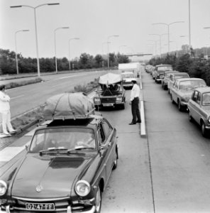 Vakantie-uittocht begonnen, drukte van autos en motoren grensovergang Bergh, Bestanddeelnr 926-5170