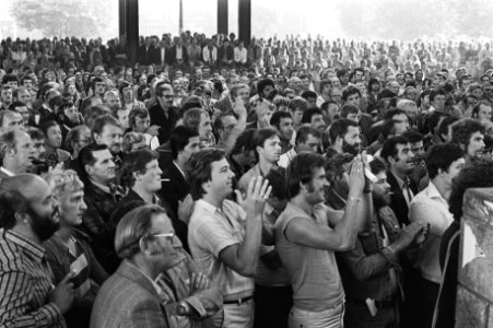 Vergadering van stakers op het Afrikaanderplein, Bestanddeelnr 930-4326
