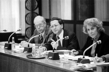 V.l.n.r. de ministers Wil Albeda, Arie Pais en Til Gardeniers tijdens een verg…, Bestanddeelnr 931-2763