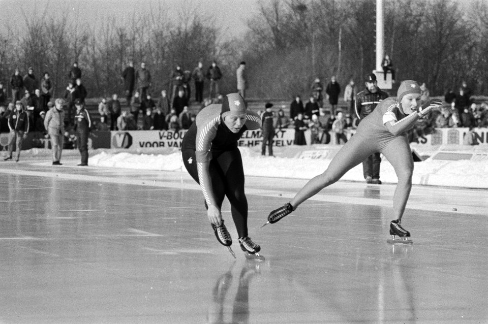 V.l.n.r. Annie Borckink en Bjorg Eva Jensen (Noorwegen) in actie tijdens de 3000, Bestanddeelnr 931-2702