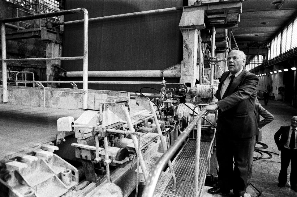 Verkiezingstoernee van Den Uyl door de IJmond, bracht bezoek aan Van Gelder papierfabriek in Velzen, Den Uyl in de papierfabriek, Bestanddeelnr 931-4816