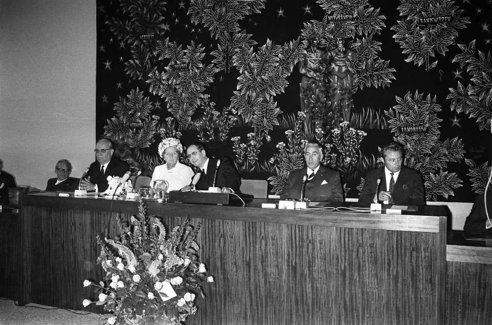 V.l.n.r. Jansen (secretaris van de SER), koningin Juliana, SER-voorzitter De Pou, Bestanddeelnr 924-6953