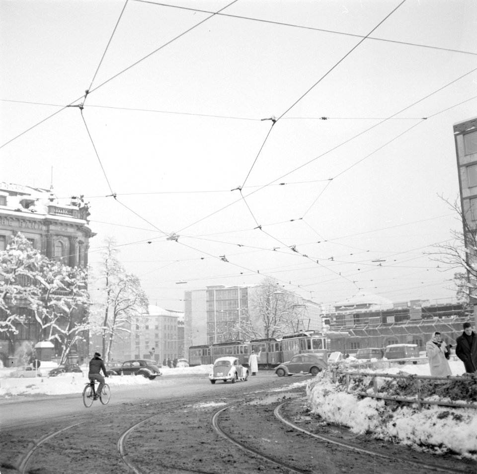 Verkeer op de Lenbachplatz in de sneeuw, Bestanddeelnr 254-3711