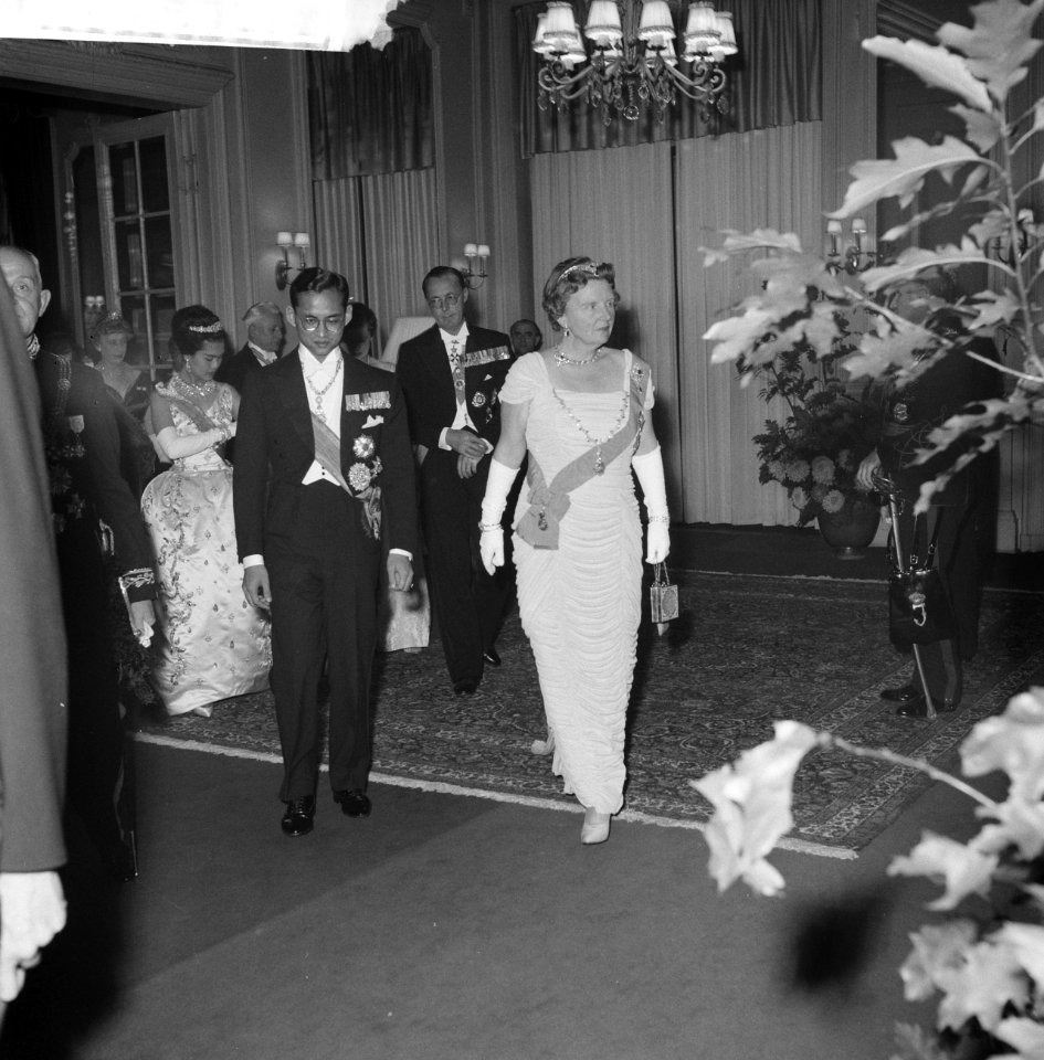 V.l.n.r. koning Bhumibol, prins Bernhard en koningin Juliana, Bestanddeelnr 911-7019