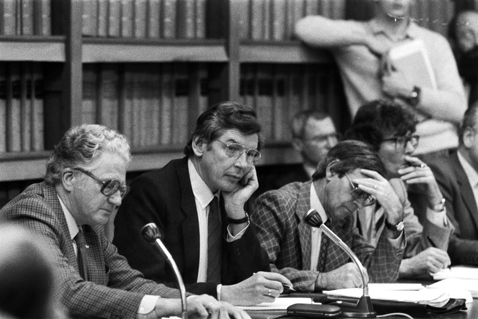 V.l.n.r. CNV-voorzitter Van der Meulen, FNV-voorzitter Kok, dhr. Drabbe (FNV), Bestanddeelnr 932-7853