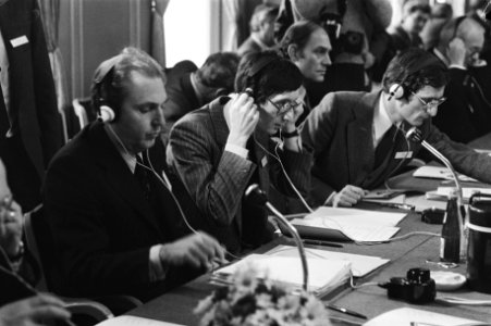 V.l.n.r. de Franse minister D'Ornano en de Franse staatssecretaris Delmas luiste, Bestanddeelnr 931-2856
