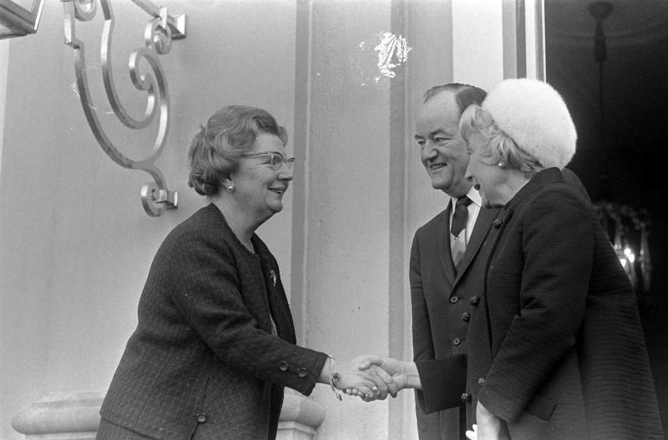 V.l.n.r. koningin Juliana, vice president Humphrey en diens echtgenote, Bestanddeelnr 920-1875