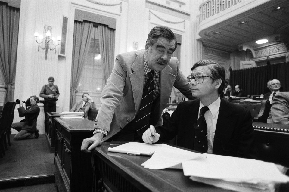 V.l.n.r. Ad Ploeg in gesprek met Joost van Iersel tijdens de debatten, Bestanddeelnr 931-2922
