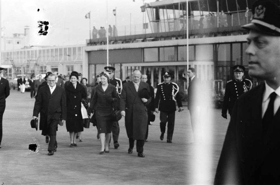 Vertrek Prinses Beatrix naar Canada voor bijwoning huwelijk van Renee Roell , de, Bestanddeelnr 911-8260