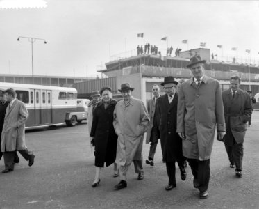 Vertrek Minister President de Quay van Schiphol naar West Indie . Op weg naar he, Bestanddeelnr 912-2052