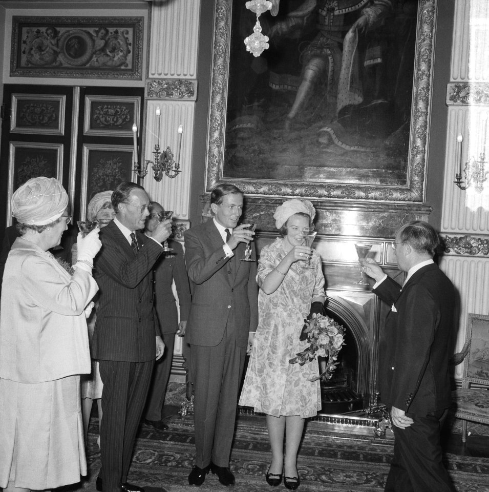 V.l.n.r. koningin Juliana, Prins Bernhard, Claus von Amsberg, Prinses Beatrix te, Bestanddeelnr 917-9157
