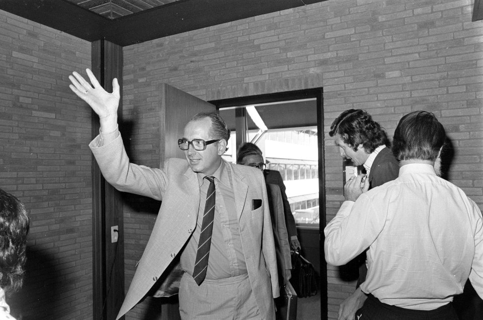 Vergadering federatieraad FNV in verband met kwestie looncompensatie, Arie Groen, Bestanddeelnr 928-5825