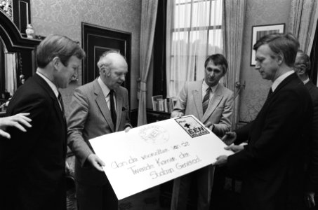 V.l.n.r. CdK Patijn, burgemeester Schols (DH), weth. Dijkhuizen (EZ), overhandig, Bestanddeelnr 933-1003