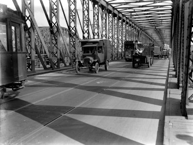 Verkeer op de Rotterdammer brug in Rotterdam, Bestanddeelnr 189-0490
