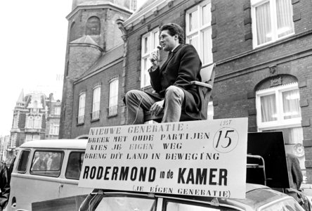 Verkiezingsstrijd, de heer Rodermond op zijn auto een zet waarvan hij mensen toe, Bestanddeelnr 920-0289