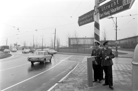 Verkeer op circuit Prins Bernhardplein wordt door 2 verkeersagenten met verkeers, Bestanddeelnr 921-8886