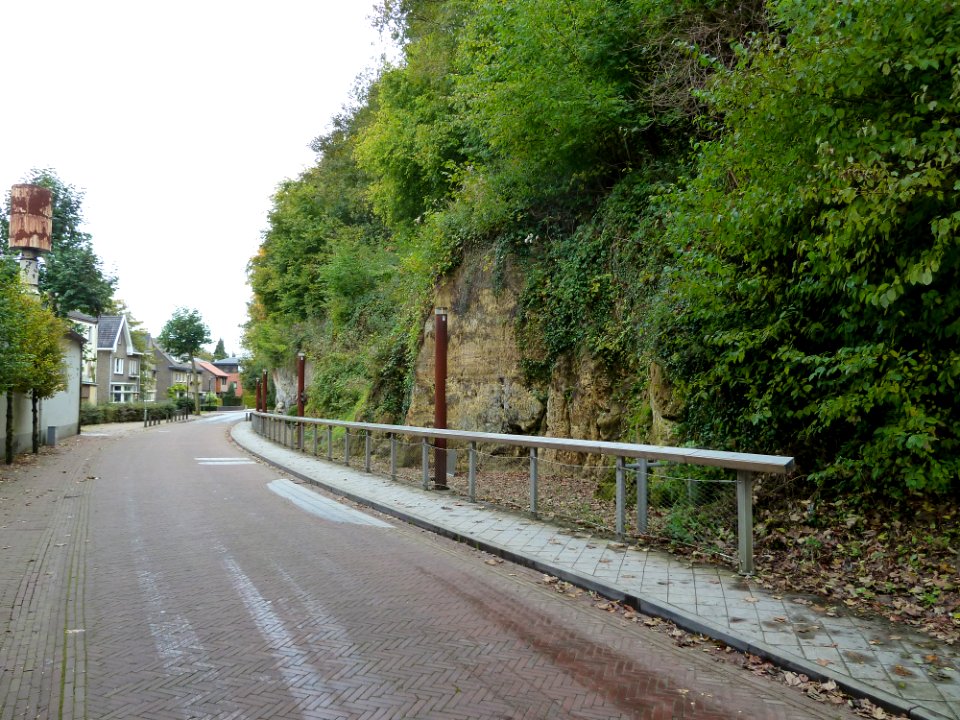Valkenburg-Plenkertstraat met rotswand vuursteenmijnbouw