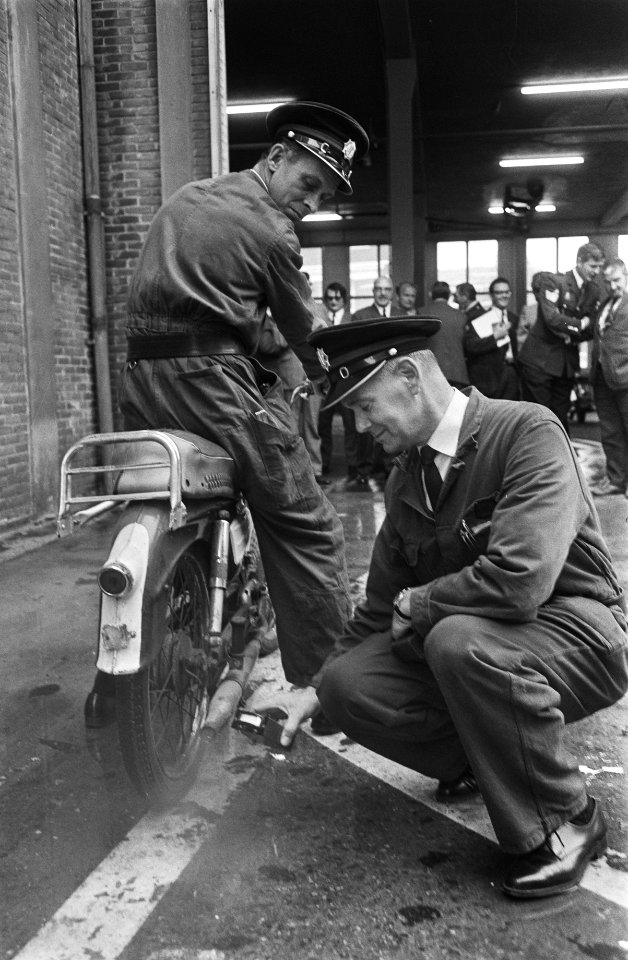 Verkeerspolitie test geluid van de uitlaten van brommers, Amsterdam agent test , Bestanddeelnr 923-9010