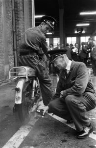 Verkeerspolitie test geluid van de uitlaten van brommers, Amsterdam agent test , Bestanddeelnr 923-9010