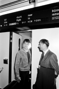 Vertrek Van Agt naar New York van Schiphol. Van Agt en zijn zoon Frans op Schiph, Bestanddeelnr 932-1164