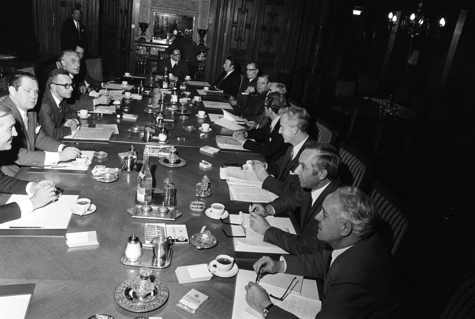 Vergadering van regering, vakbonden en werkgevers over lonen van volgend jaar op, Bestanddeelnr 924-0742