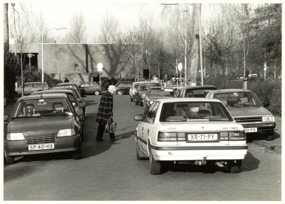 Verkeersoverlast in de Ambachtstraat, ziende naar het noordwesten. NL-HlmNHA 54032089
