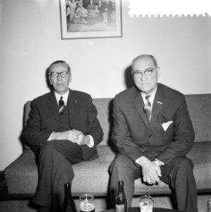 Vertrek van Minister Boerman en Minister Lampe naar d Antillen, in de wachtkamer, Bestanddeelnr 911-0891