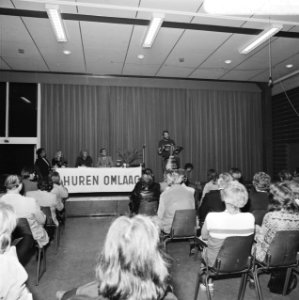 Vergadering in Bijlmermeer over huurverlaging met honderd gulden, Bestanddeelnr 926-6722