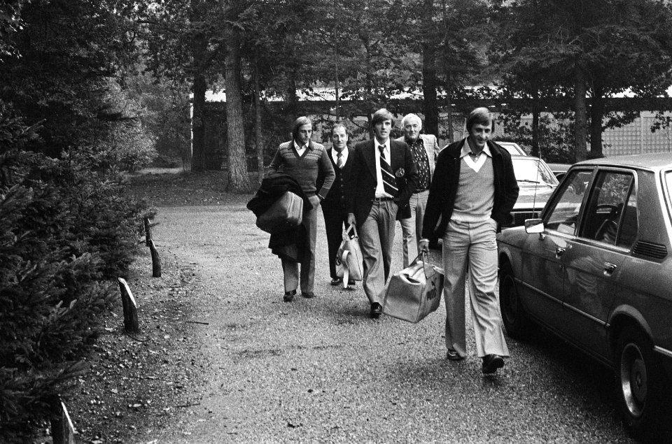 Vertrek PSV-spelers Van Beveren en Van der Kuylen vlnr Neeskens, , Krol, , Bestanddeelnr 928-2021